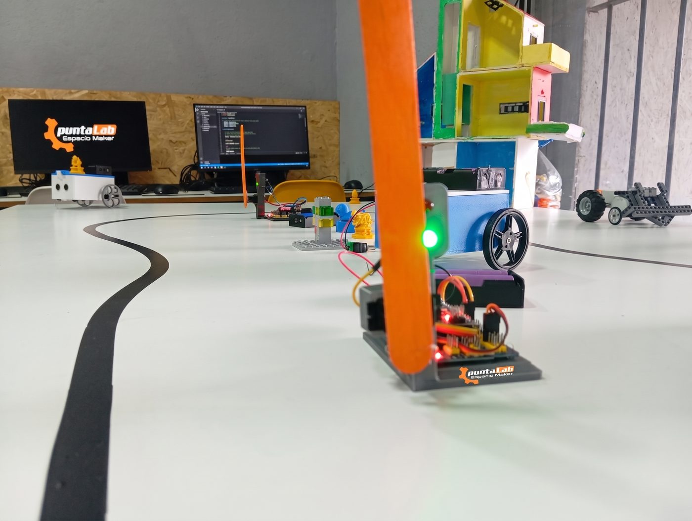 Robots y proyectos armados por alumnos en el espacio de puntaLab